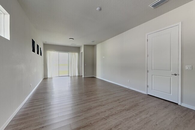 Building Photo - 3109 King Palm Dr