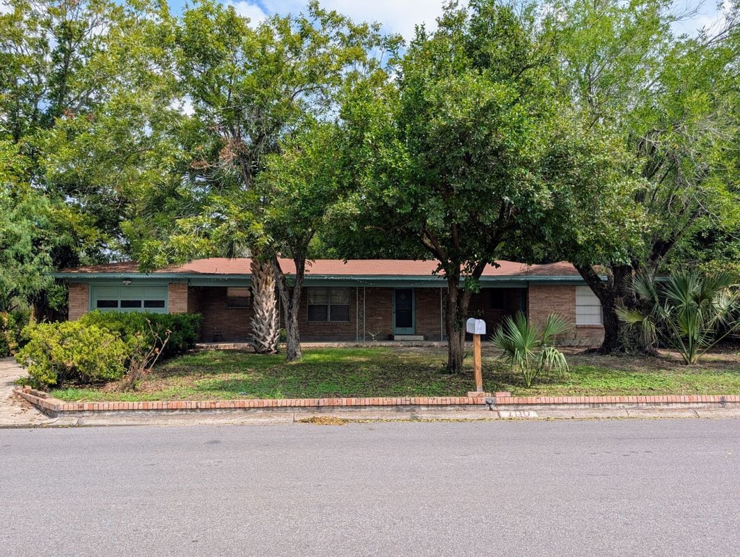Primary Photo - 2110 N 12th St