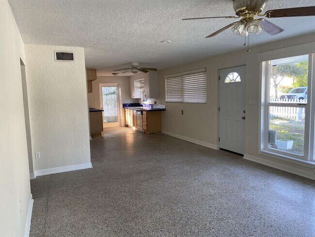 Building Photo - 603 Oakwood Ave