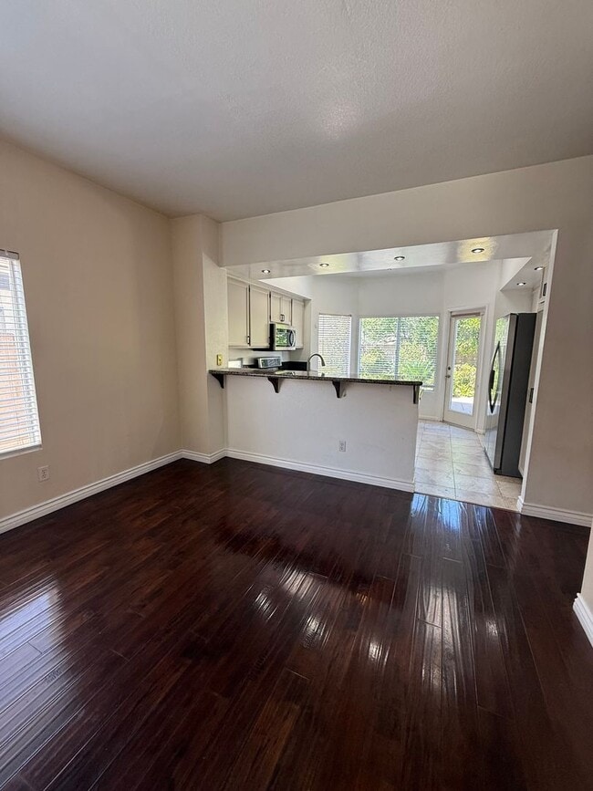 Building Photo - 3 bedroom, 2 1/2 bath single-family home i...