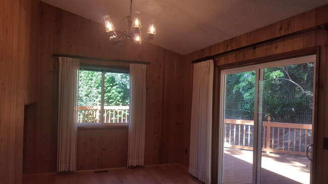 Building Photo - Raleigh Hills Beauty! XL Yard & Attached Garage! Dogs OK!