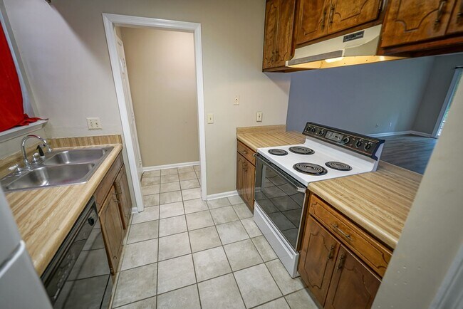 Building Photo - 2/1 Townhome with Lots of Updates, Fenced ...