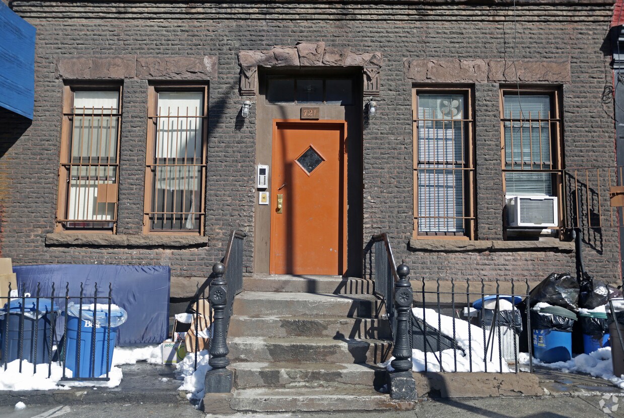Building Photo - 721 Union St