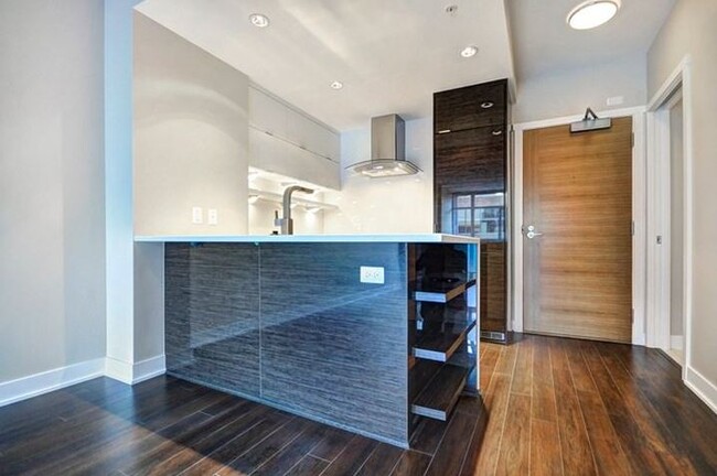 Photo du bâtiment - 1777 7th Av W