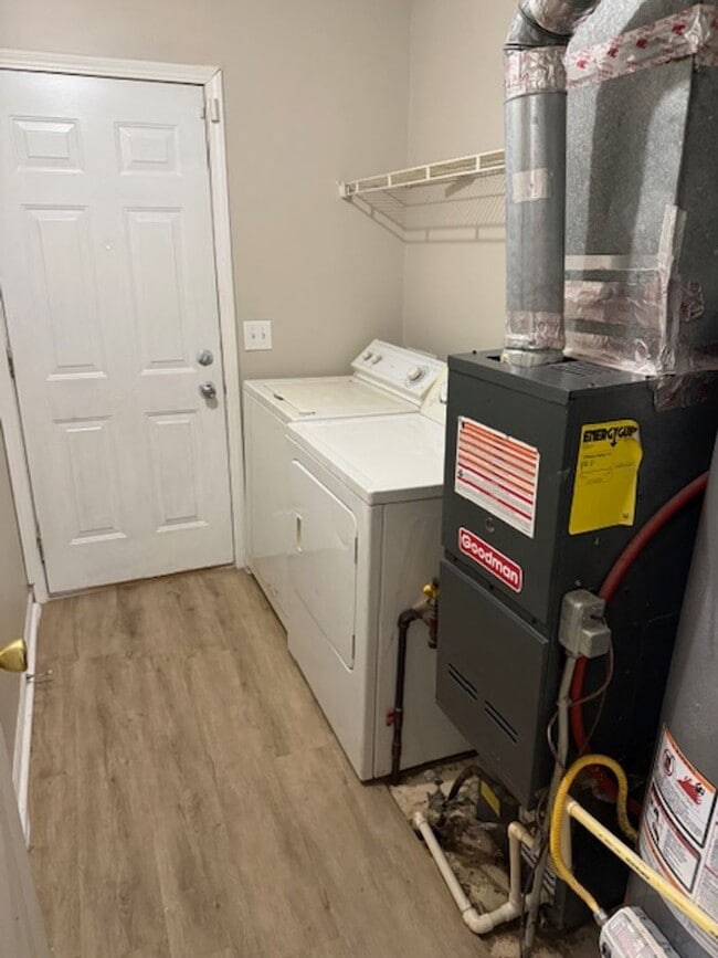 Building Photo - One Level - 3 Bedrooms with 2 Full Baths