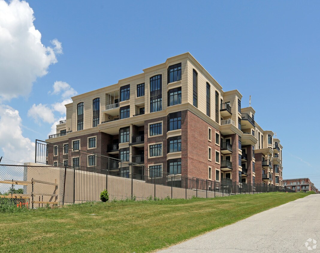 Building Photo - Blythwood at Huntington