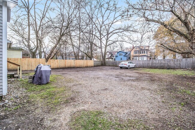 Foto del edificio - 416 Oak St- 4/5 Bedroom Duplex near WMU Ca...