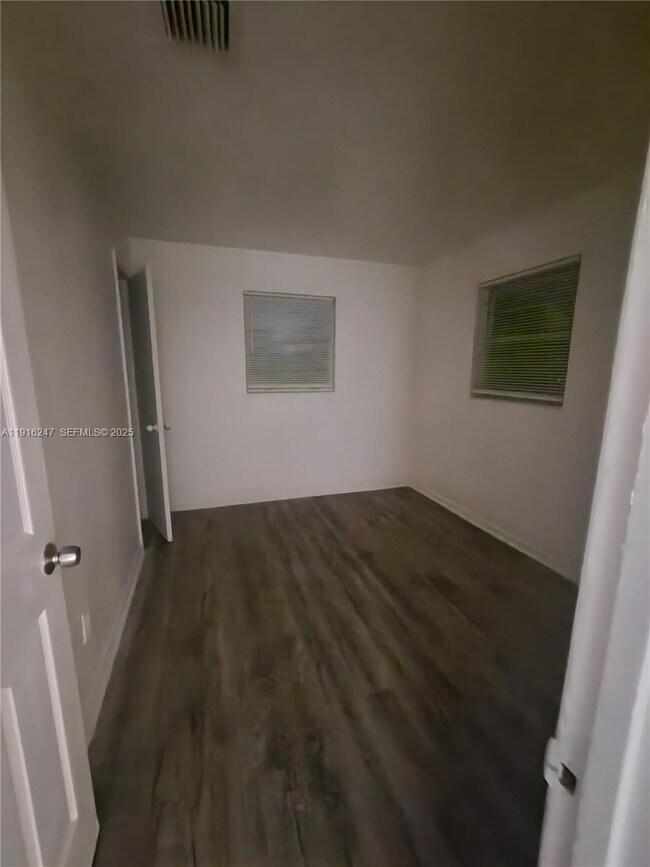 Foto del edificio - 519 NW 8th Ave