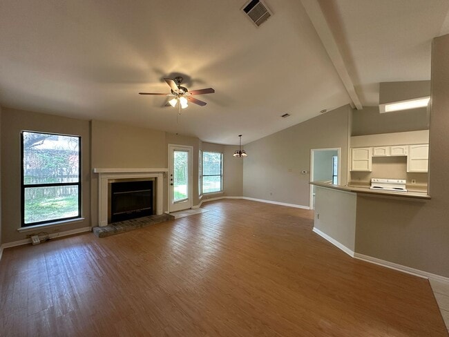 Building Photo - Single Story Home With Great Location