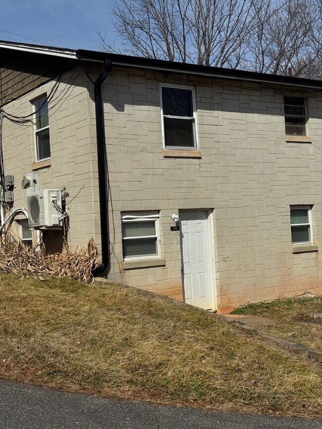 Foto del edificio - Spacious 2 Bedroom, 1 Bathroom Move-In Ready Apartment!