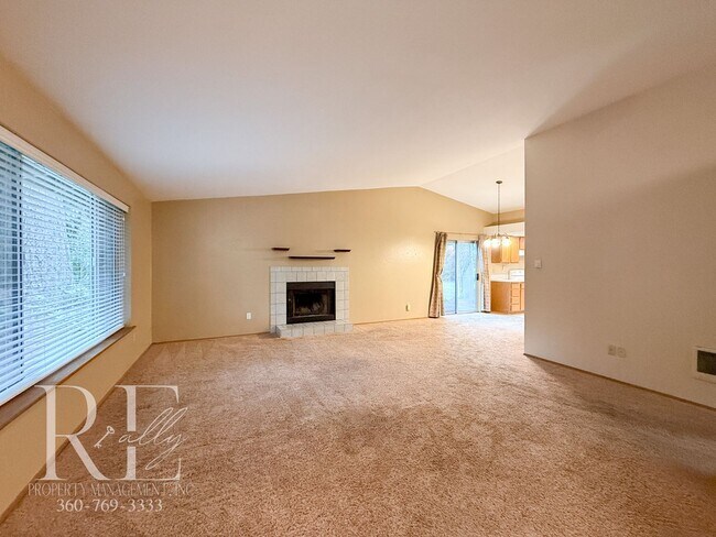 Foto del edificio - Vaulted Ceilings, Skylights & a True Primary Suite in This Gig Harbor Duplex