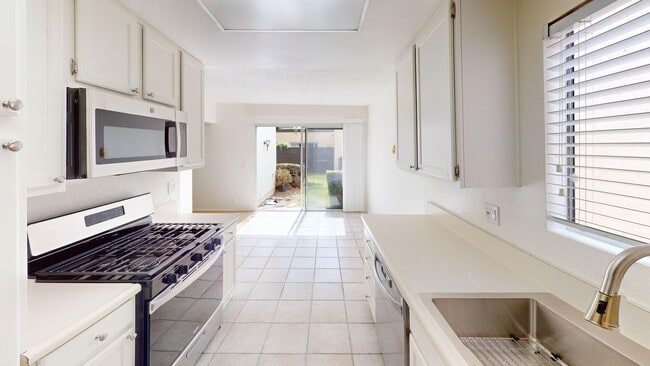 Building Photo - 83 Del Oro Ct