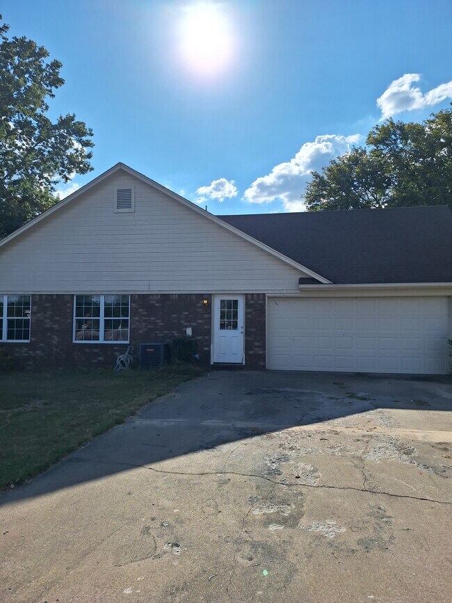 Building Photo - 8908 Rosewood Dr