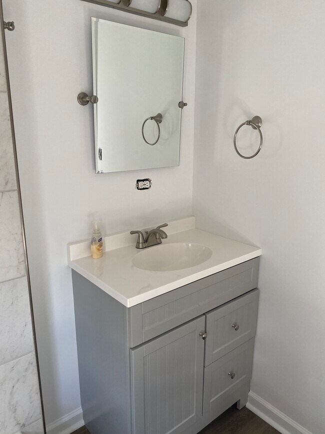 Baño completamente remodelado - 105 Hill St NE