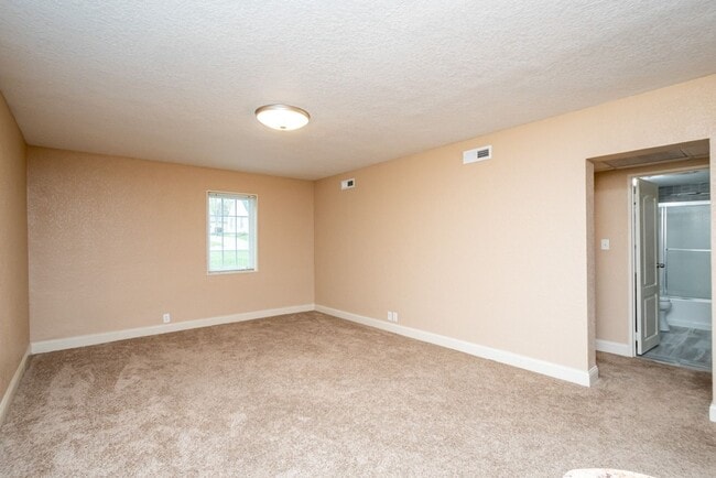 Building Photo - Incredible 2 Bedroom Condominium in University Heights