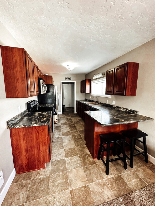 Building Photo - Cozy Bungalow