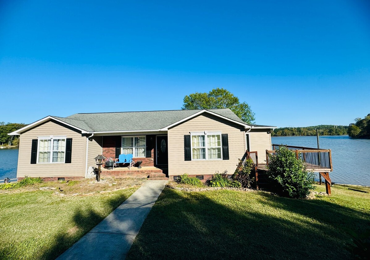 Primary Photo - 4 bedroom Waterfront oasis for rent in Bel...
