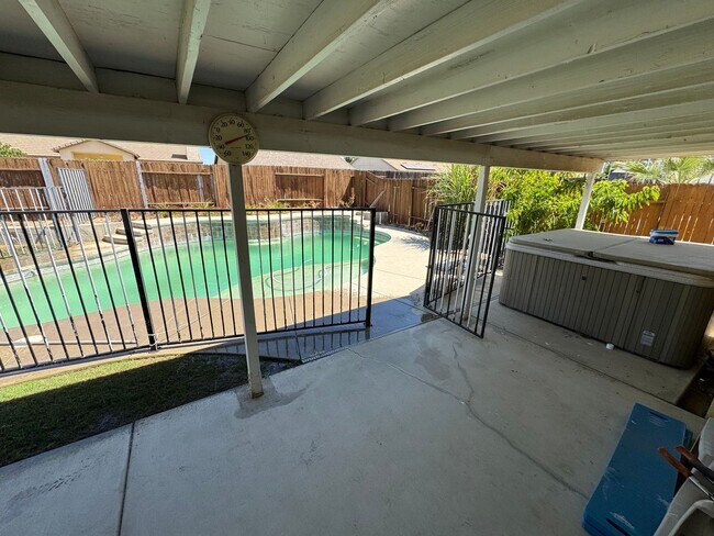 Foto del edificio - Great Family Home in Southwest Bakersfield