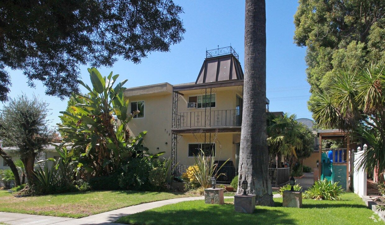 Primary Photo - 715 E Magnolia Blvd