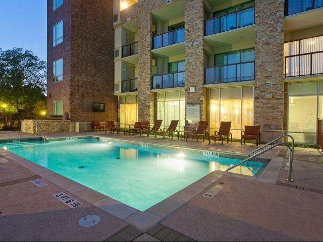 Foto principal - The Sun Shines Down on This 2 BR Apt