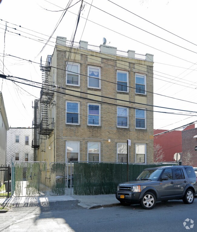 Building Photo - 801 E 226th St