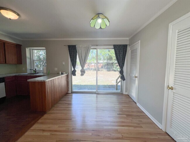 Foto del edificio - 3730 Forest Glen Dr