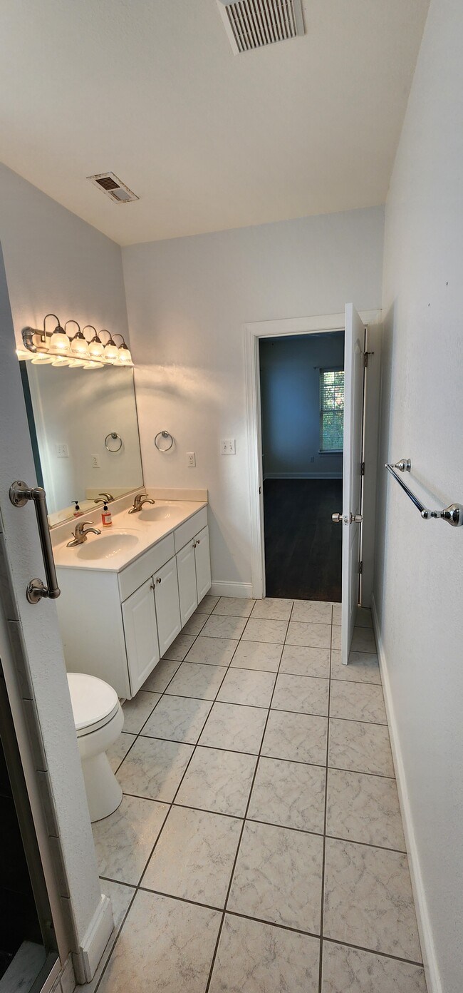 Building Photo - 104 Landing Trail