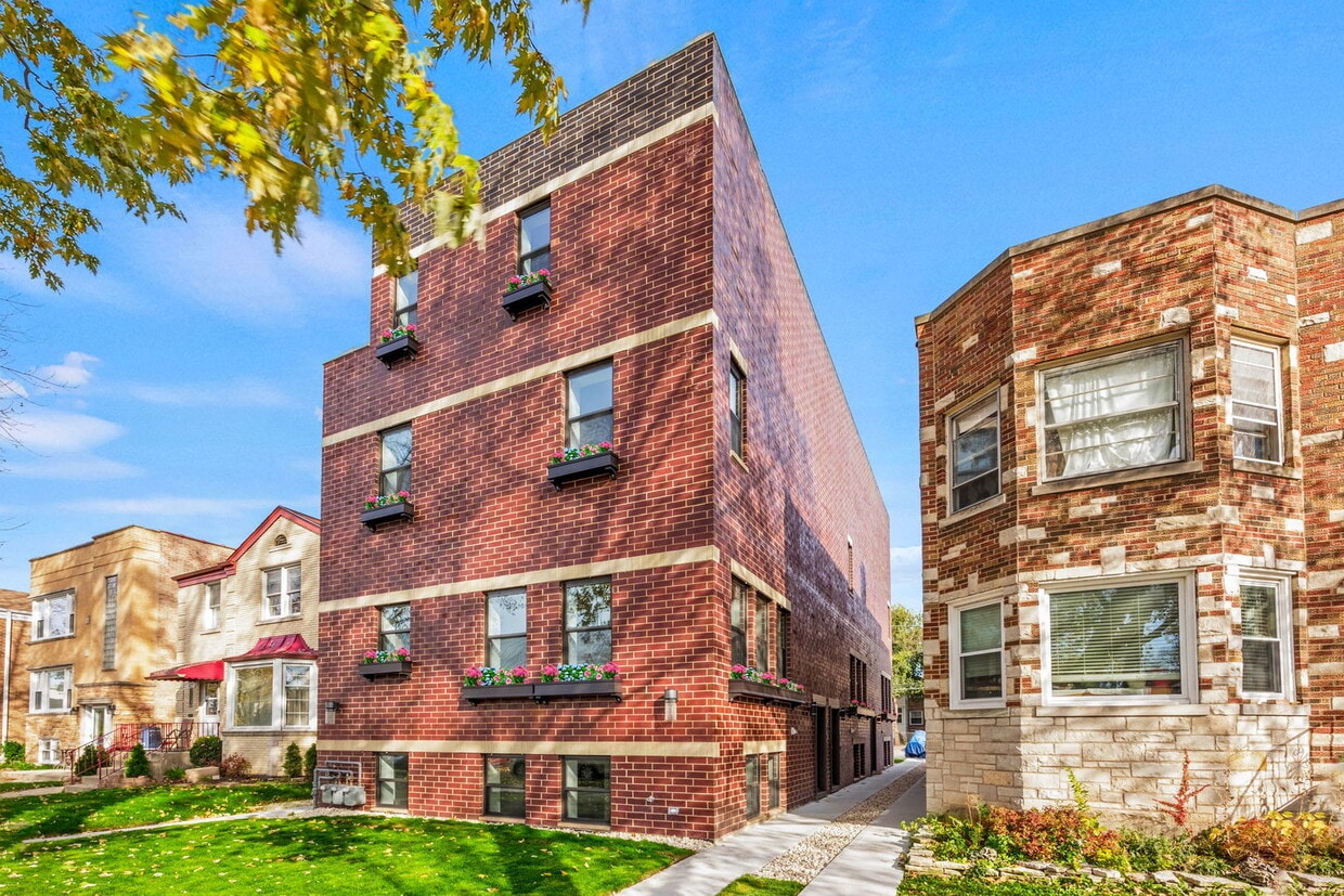Primary Photo - 6223 N Albany Ave