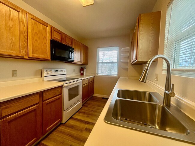 Building Photo - NEWLY UPDATED 3 BEDROOM DOWNTOWN DUPLEX