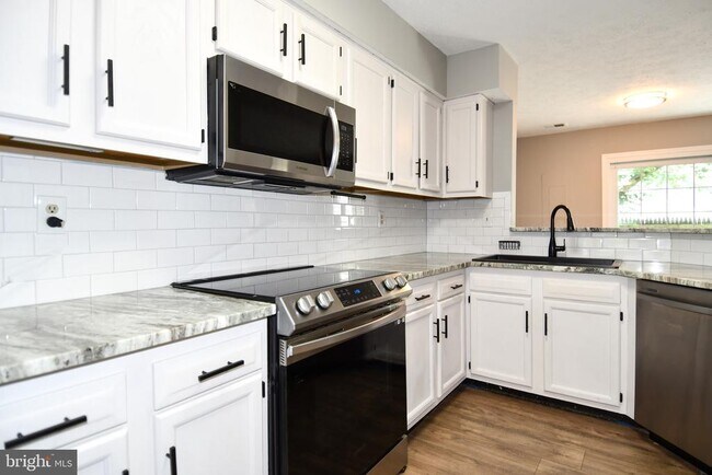 Foto del edificio - 13703 Lord Sterling Pl