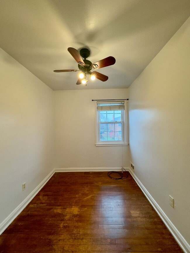 Building Photo - Charming 3-Bedroom Townhome with Modern Amenities in Parkville!