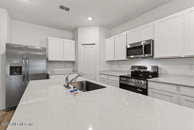 Foto del edificio - 6936 Golden Monarch Ave