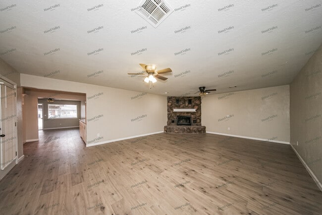 Building Photo - 709 N Dallas Ave