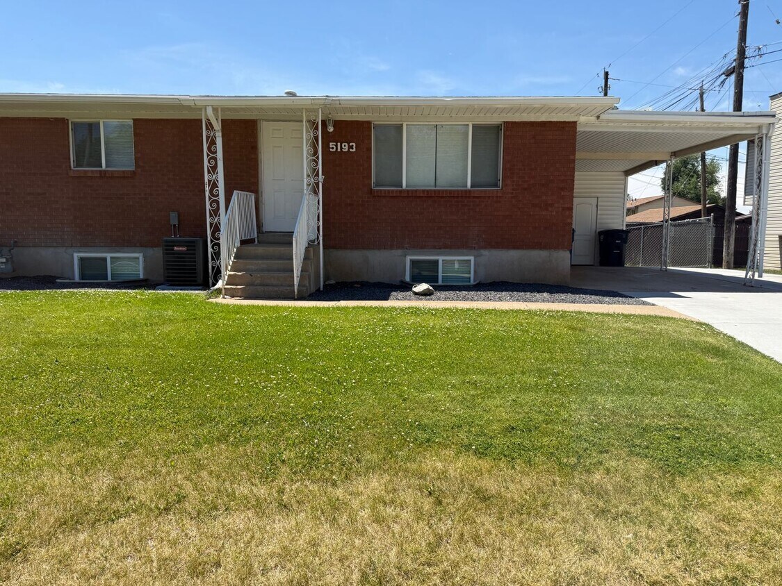 Foto principal - Beautifully Updated 4 bed 2 Bath Duplex
