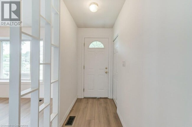 Building Photo - 1334 Langdale Crescent