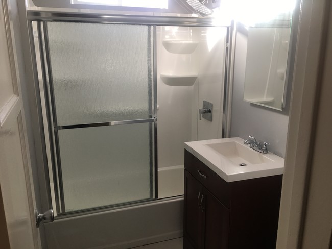 Baño - 11300 Emelita St
