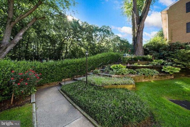 Building Photo - 3790 Lyndhurst Dr