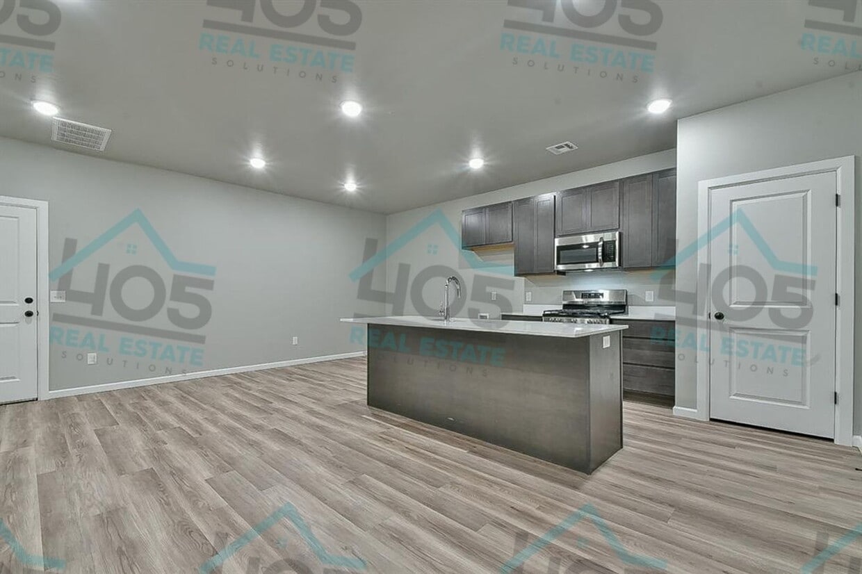 Primary Photo - 4 Bedroom Rental w/2 car garage