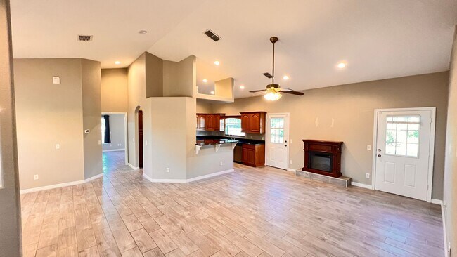 Building Photo - AMAZING 3 Bedroom, 2 Bathroom Home in Deltona!!