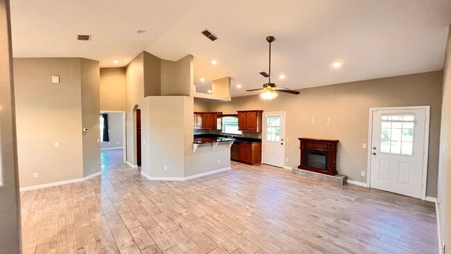 Foto del edificio - AMAZING 3 Bedroom, 2 Bathroom Home in Deltona!!