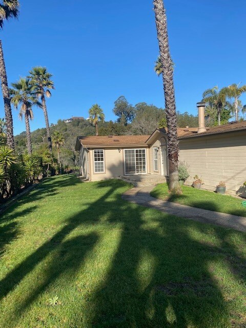 Building Photo - 260 Whispering Palms Dr