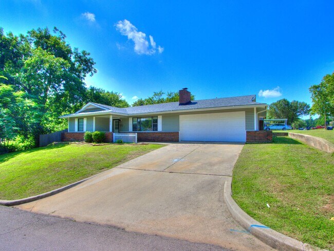 Building Photo - 3 Bedroom 1 Bath Home w/ 2 car garage in Shawnee