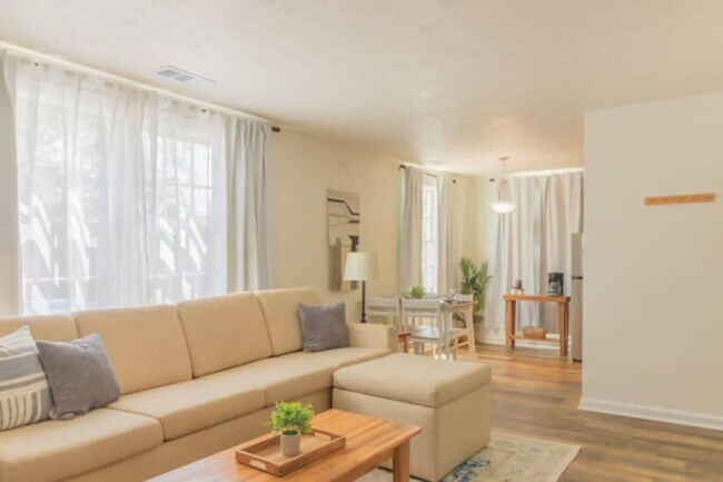 Foto del edificio - 3912 Crestview Dr