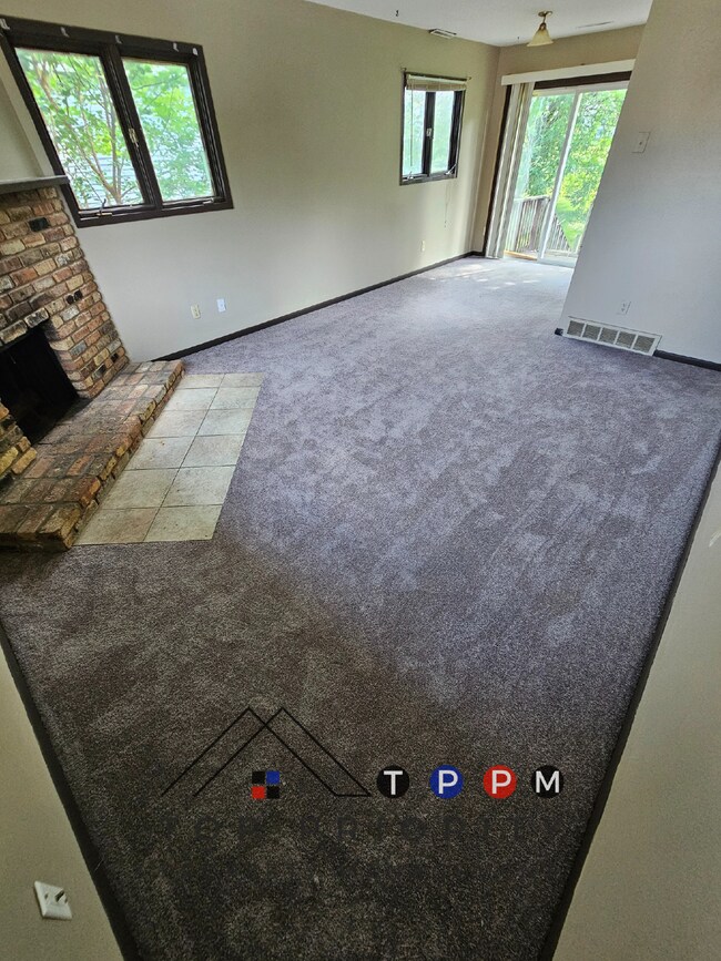 Building Photo - 2 Bedroom | 1 Bathroom Duplex in Iowa City...