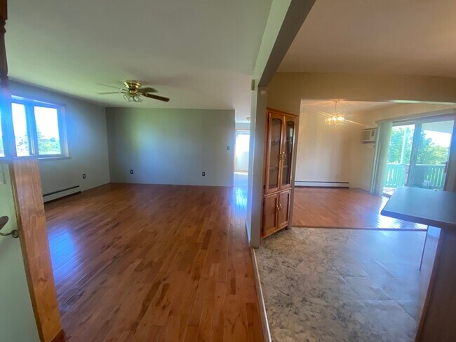 Foto del edificio - Beautiful secluded 4 bedroom 2.5 bath home with 2 stall detached garage and descent sized yard