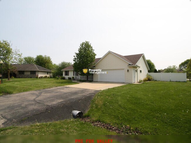 Building Photo - W2445 Hickory Park Dr