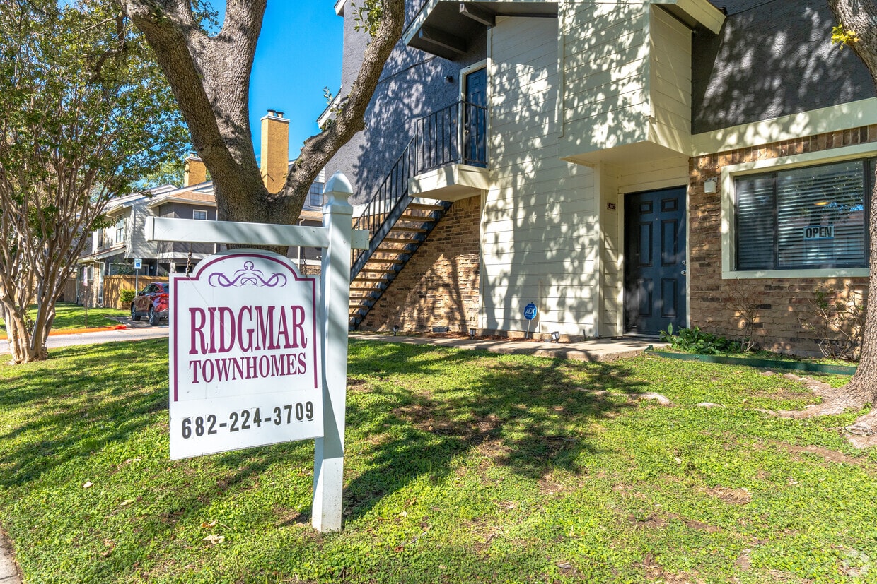 Ridgmar Townhomes Apartments in Fort Worth, TX