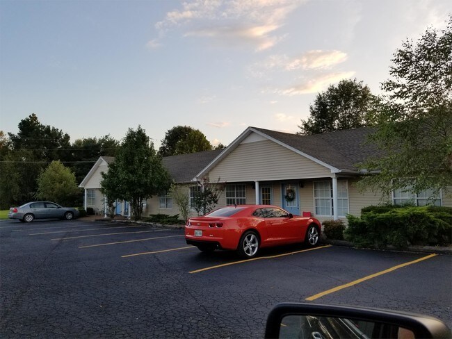 Foto del edificio - 595 Egg Hill Rd