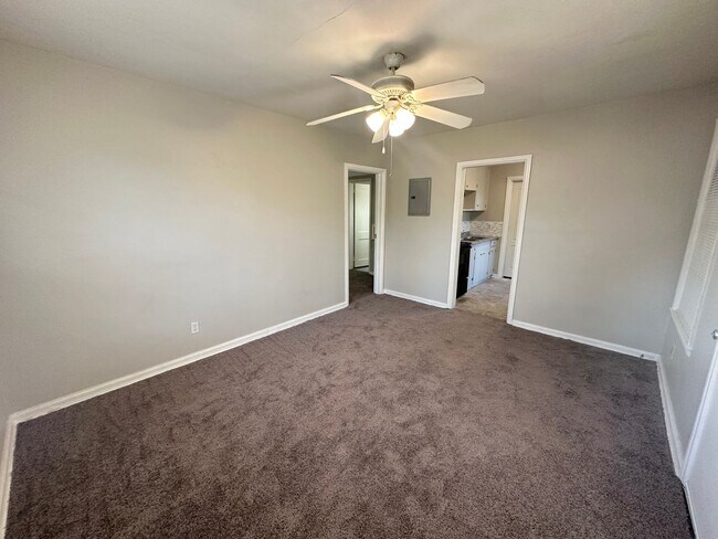 Building Photo - LOVELY & Updated 2/1 House w/ Black Applia...