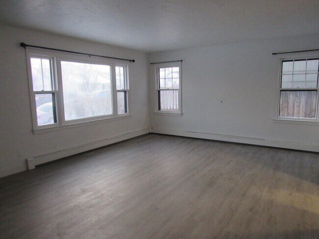 Foto del edificio - Updated 4 Bedroom Home! Heat Paid!